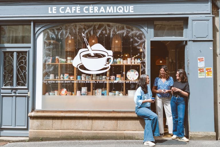 Façade du Café Céramique de Quimper dans le Finistère, boutique-café à l'ambiance conviviale avec vitrine de céramiques artisanales et trois femmes en discussion devant l'entrée