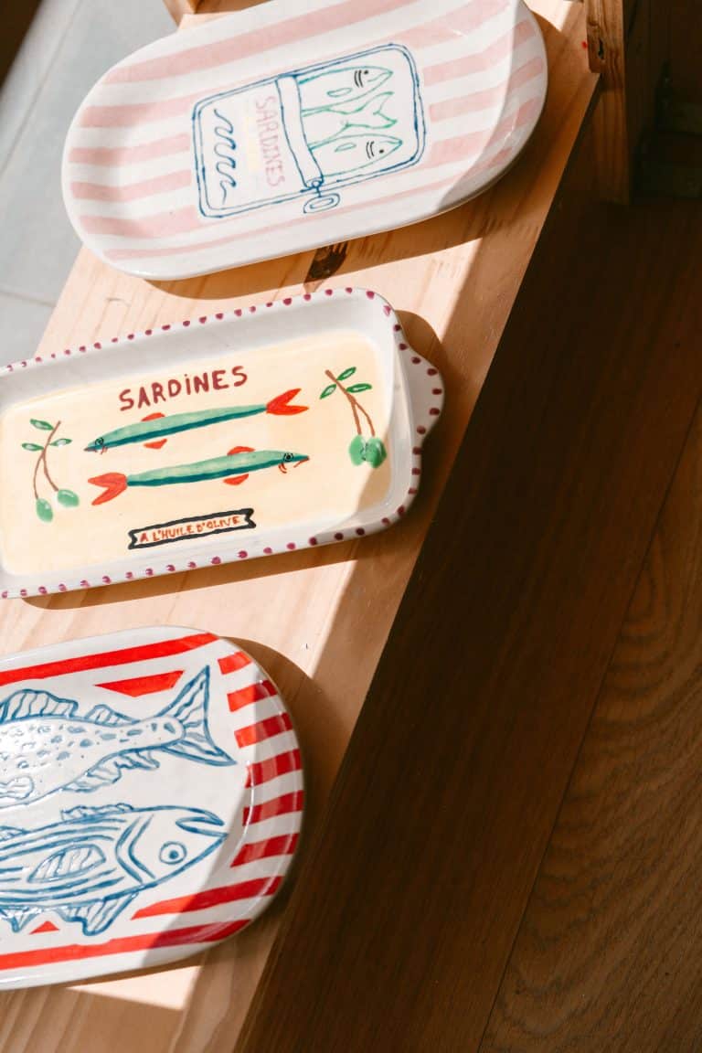 Assiettes en céramique personnalisées avec des motifs de poissons et sardines, créées au Café Céramique Brest