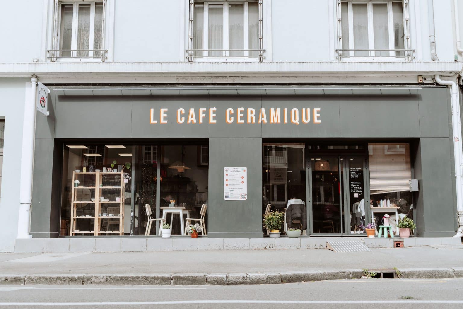 Façade du Café Céramique avec vitrine exposant des pièces en céramique et mobilier design