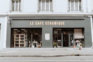 Façade du Café Céramique avec vitrine exposant des pièces en céramique et mobilier design